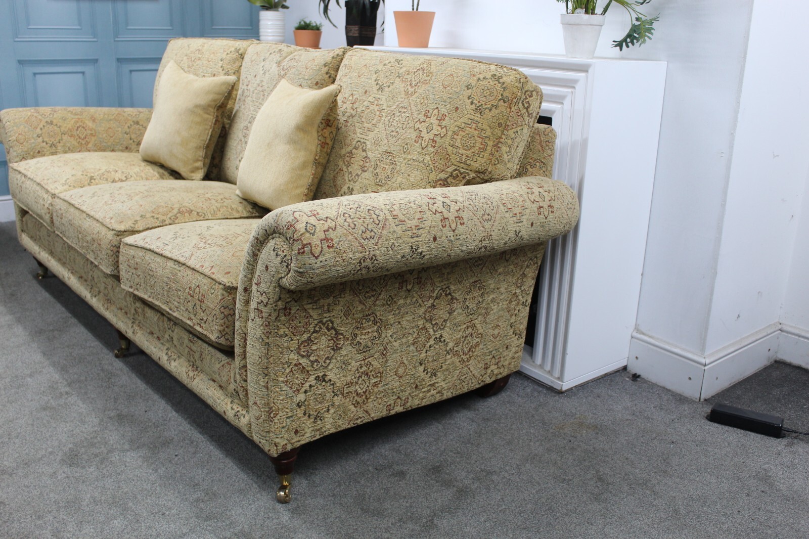 PARKER KNOLL BURGHLEY GRAND 3+2 SEATER SOFA IN AZTEC GOLD FABRIC. RRP £