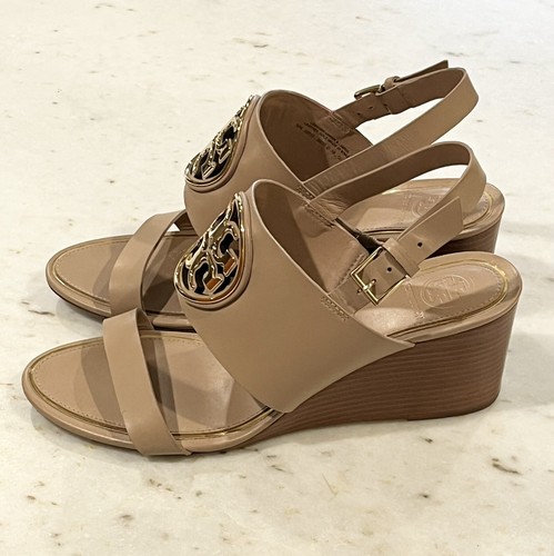 SANDALIAS DE CUÑA TORY BURCH~$328~LOGOTIPO DE METAL DORADO~CUERO *MILLER 65mm*~9.5 - Imagen 9 de 19