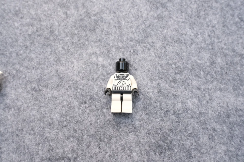 LEGO Star Wars sw0191 Clone Trooper Pilot (Phase 1) Yellow Markings, Large Eyes - Bild 2 von 3