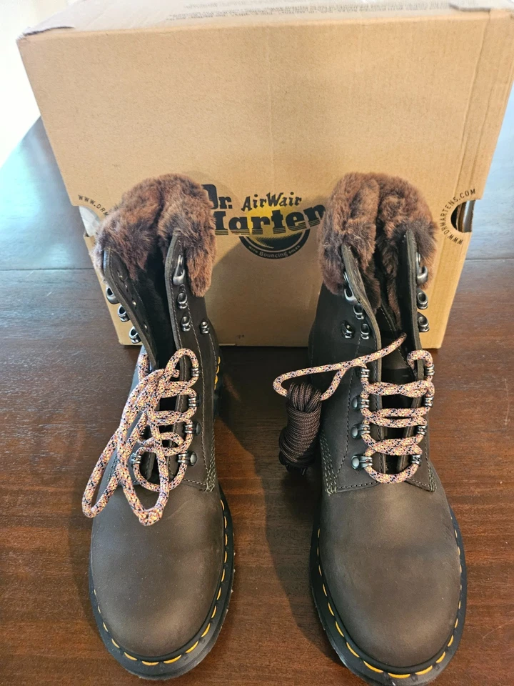 Botas de combate Dr. Martens para mujer 1460 cuello Serena marrón forradas de piel sintética talla 9 Foto 2 de 4