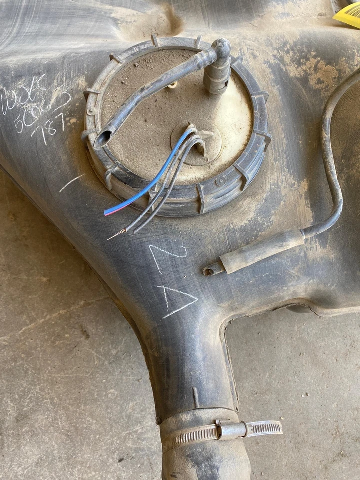 Chrysler Cirrus 1995-1997 sedán tracción delantera conjunto de tanque de combustible 2,5 L 6 cilindros negro Foto 2 de 4