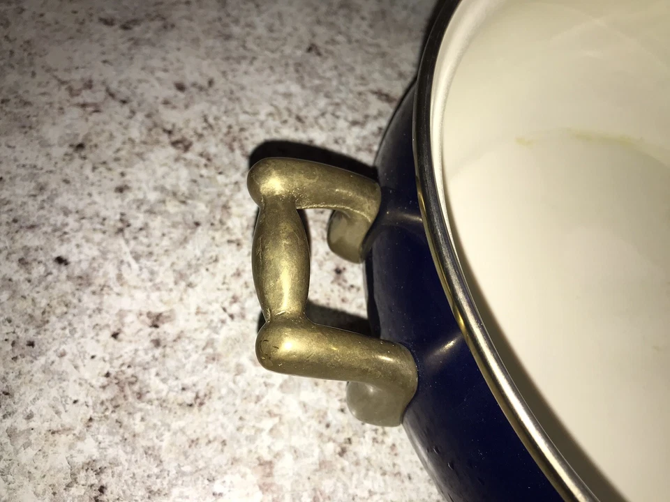 Horno Holandés Copco Sam Lebowitz Design 702 Olla 7 Qt Azul/Blanco Esmalte y Latón Foto 3 de 4