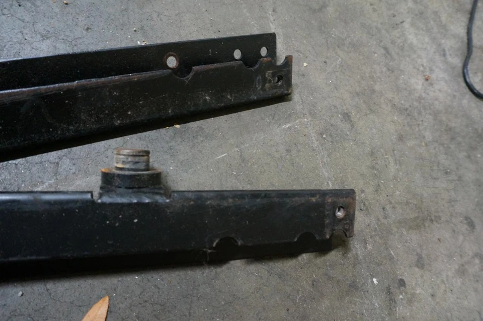 Rieles de asiento deportivo pasajero delantero derecho BMW E21 guías de orugas 75-83 320is 323is Foto 3 de 4