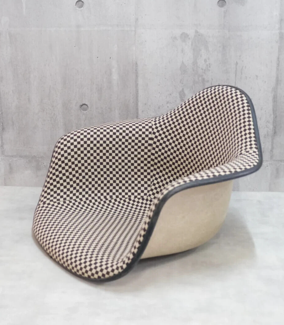 CHARLES & RAY EAMES HERMAN MILLER FIBERGLASS ARMSHELL CHAIR