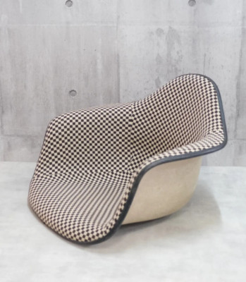 CHARLES & RAY EAMES HERMAN MILLER FIBERGLASS ARMSHELL CHAIR CHECKER seat only