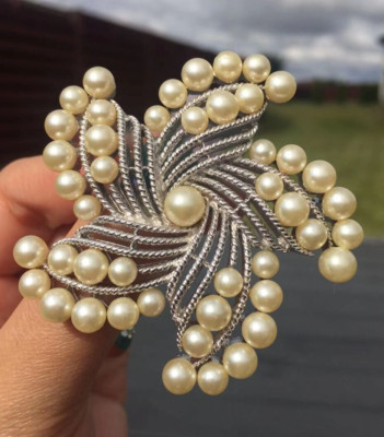 Vintage Crown Trifari Starfish Faus Pearl Brooch