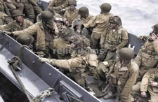 WW2 PICTURE PHOTO US SOLDIERS 1944 D-DAY LANDING CRAFT NORMANDY 6988