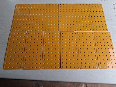 Meccano 12 x gelbe flache Platten 5x11 Loch Teil 70 gestempelt MIE - sehr leichte Gebrauchsspuren