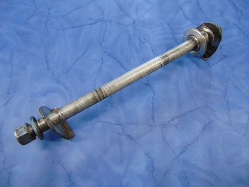 Suzuki GSX 600, GN 72 B, EZ 95, Hinterradachse, Steckachse