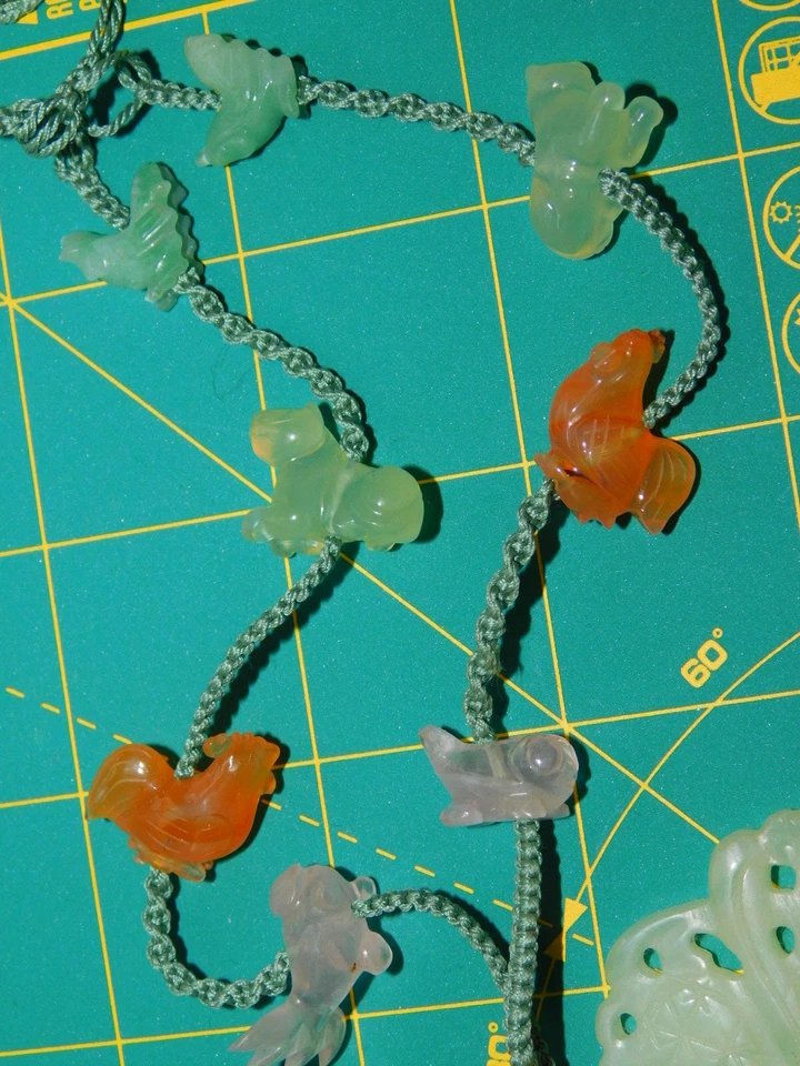 Collar Celadon Piedra Tallada Jade Verde Pálido Año del Gato Gallo Pez DC 4 Foto 3 de 4