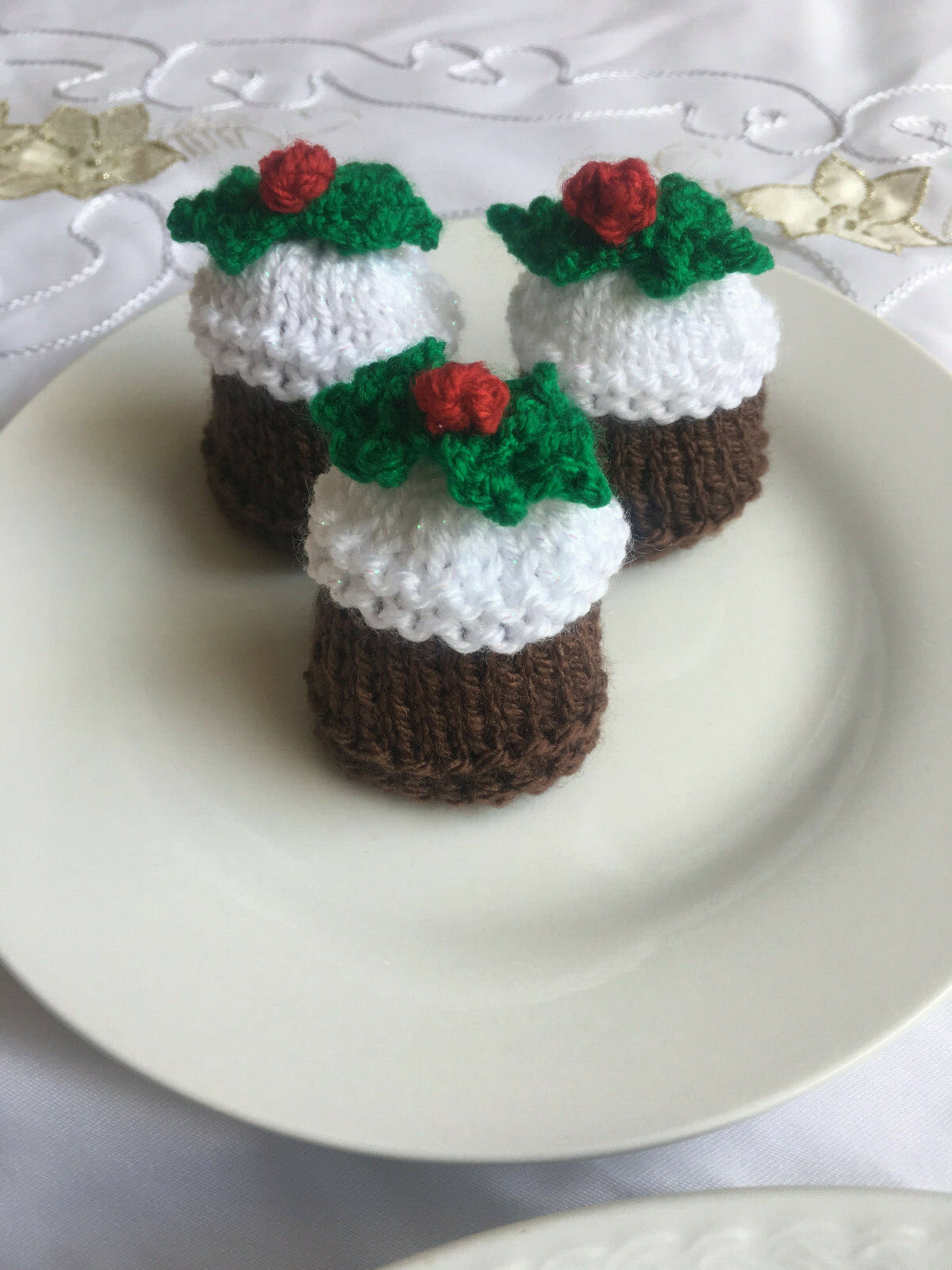 DK KNITTING PATTERN CHRISTMAS PUDDING & CUPCAKES FERRERO ROCHER