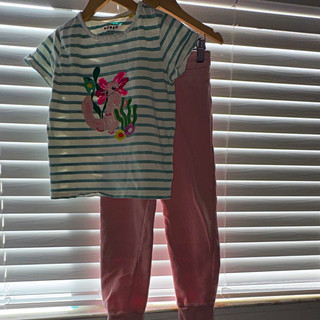 Juego de 2 piezas Camiseta Pantalones Mini Boden con apliques de axolotl a rayas Niñas 7