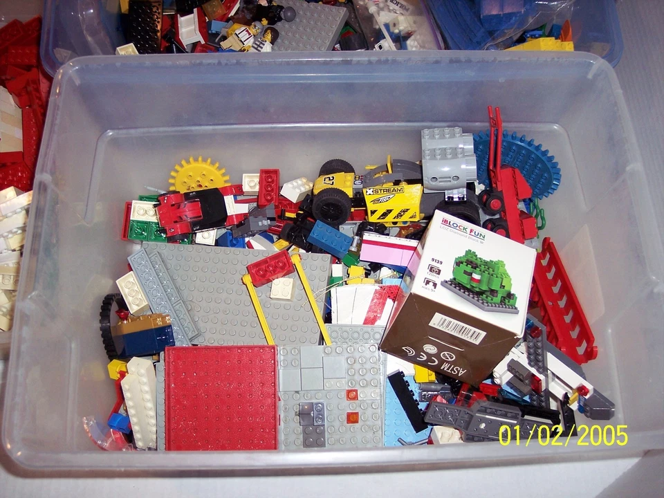 Bulk Lego lot 10 lbs plates with usable red white and blue bricks Minifigs cars - Image 4 of 4