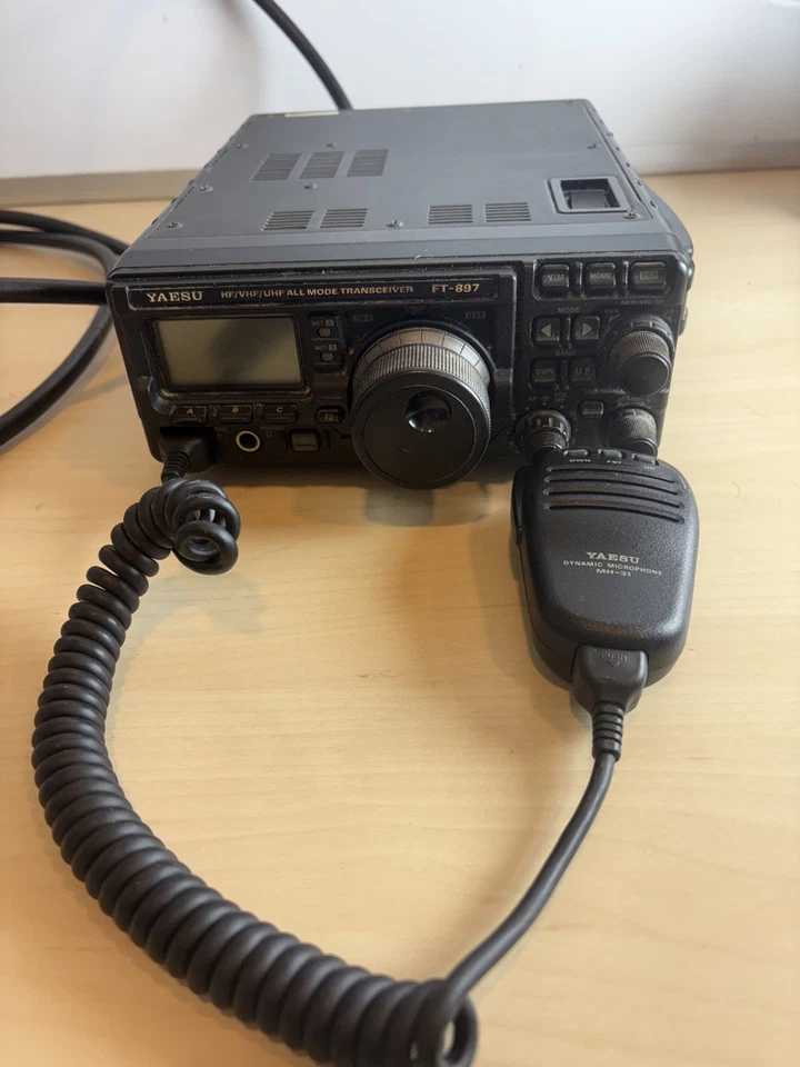 Yaesu FT-897D Transceiver KW/VHF/UHF 100W Allmode Funkgerät Amateurfunk CB Funk - Bild 2 von 4