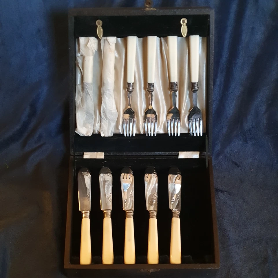 Vintage Box Set of EPNS Fish Knives & Forks - with Sterling Silver Collars. - Image 1 of 4