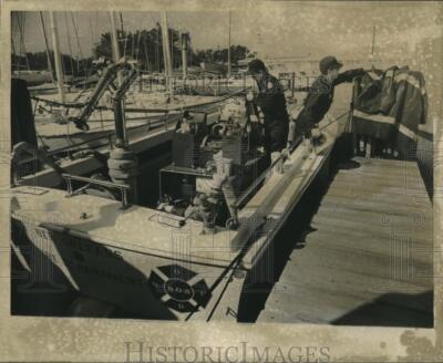 1972 Press Photo Fire operator R.L. Ripp and Lenord Garretti on fire boat