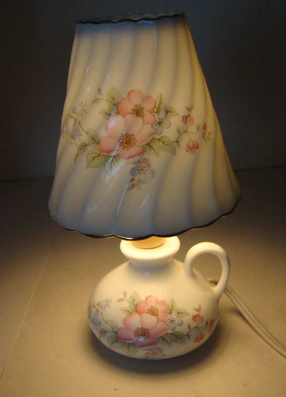 PORCELAIN FLORAL PATTERN NIGHT LIGHT WITH PORCELAIN SHADE