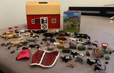 Schleich Scheune + viel Zubehör zu verkaufen