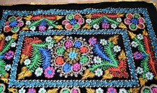 Neu SUZANI 240cmx175cm schwarzer Samt mit Blumenmotiv Usbekistan Stickerei