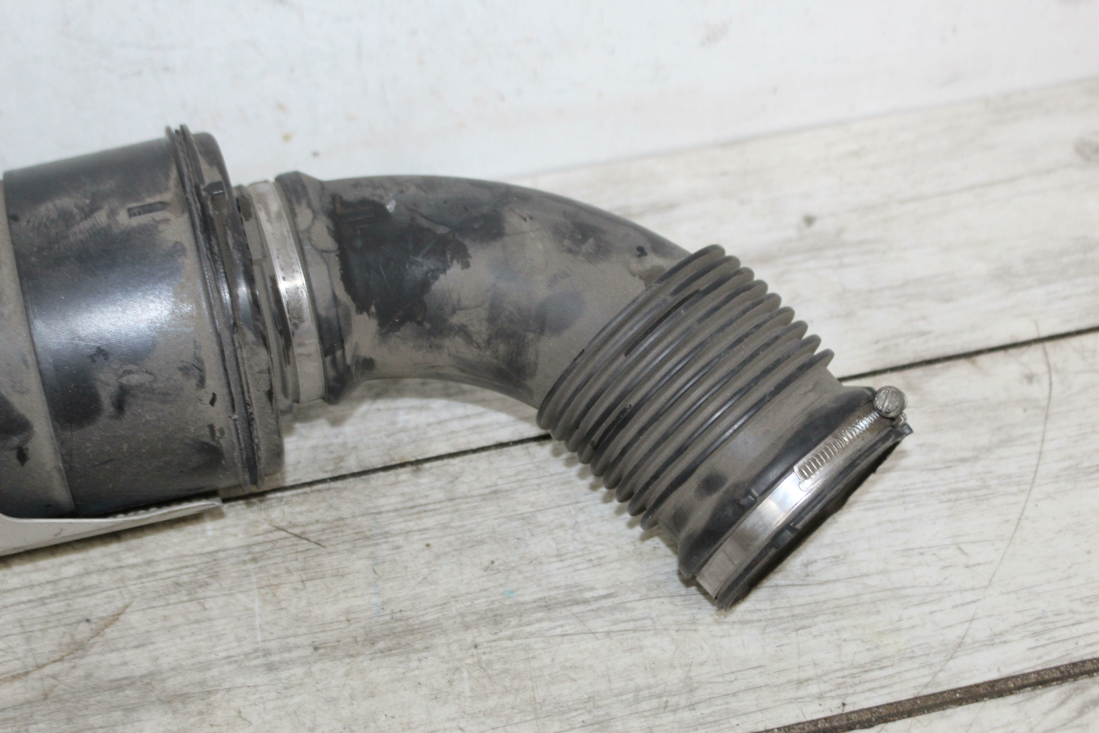 Air Intake Tube/resonator BMW I8 15