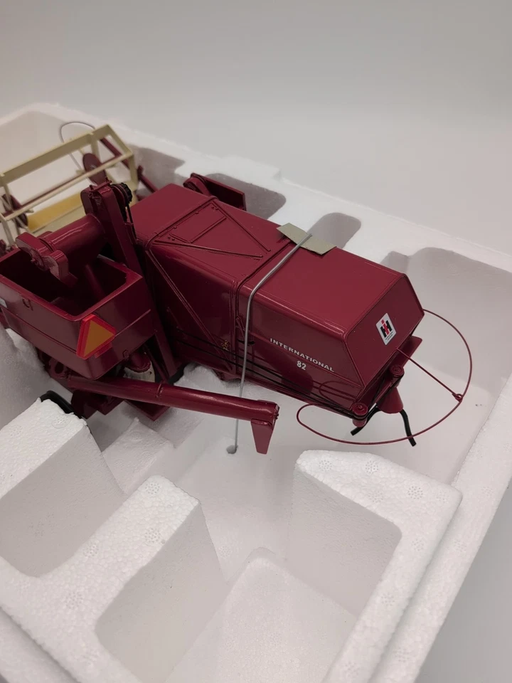 1/16 SpecCast International Harvester Model 80 Pull Type Combine  - Image 3 of 4
