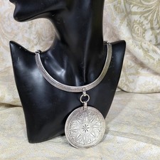 Collier Torque Vintage SCOOTER Paris – Pendentif Disque XXL 7 cm – 