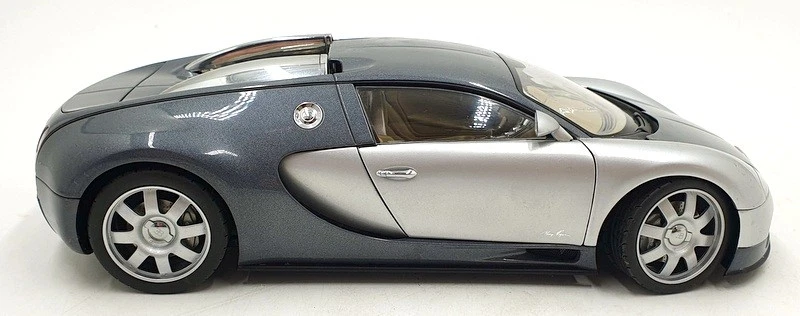 Autoart 1/18 Scale Diecast DC21125N - Bugatti EB 16.4 Veyron - Silver/Grey - Image 4 of 4