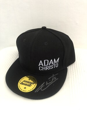 Adam Christodoulou signierte schwarze Kappe flacher Schirm Druckknopflasche