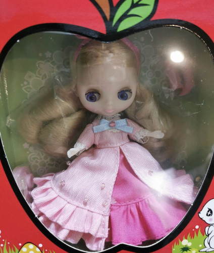 Petite Blythe Red Apple Fashion Doll 2010 Yuri Hanashima Limited 3000 Unopened - Picture 3 of 7