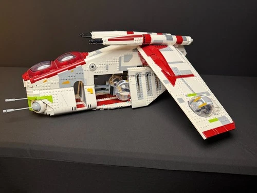 LEGO STAR WARS-Set 75309 Retired UCS Republic Gunship Assembled+ Manual+ Figs