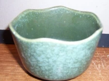VINTAGE UNBRANDED SCALLOPED RIM GREEN MARBLE POTTERY PLANTER