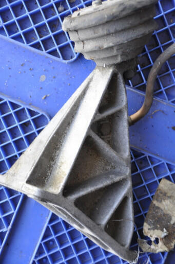 1) DD-6 BMW 1129806 OEM 11811129806 (USED) ENGINE MOUNT W- GROUND STRAP RIGHT