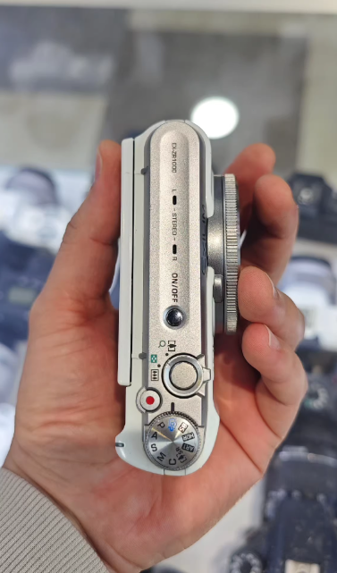 カシオ「EXILIM EX-ZR1000」白 Amazon.com : CASIO Digital Camera EXILIM ZR1000 White EX-ZR1000WE