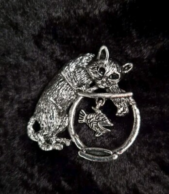 Katze Brosche mit Fisch Anhänger silberfarben Vintage inspiriert Schmuck Geschenk Kätzchen 