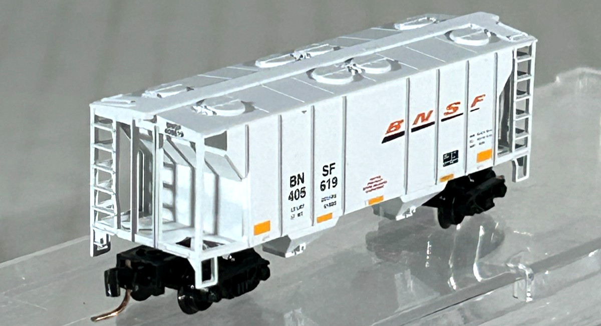 MICRO-TRAINS Z SC 2-BAY COVERED HOPPER CAR BNSF 53100302
