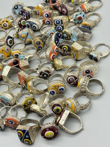 Lote de anillos de latón vintage, hermosas gemas de vidrio de mosaico, lote d... - Imagen 9 de 13