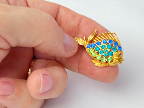 Vintage Gold Tone Fish Pin / Brooch Blue & Green Rhinestones - Picture 3 of 10