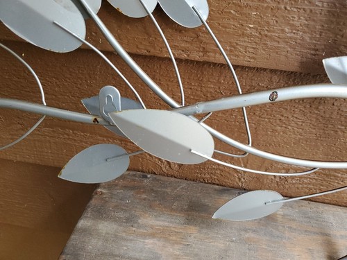 Decoración de pared de hoja de metal con detalles dorados - Imagen 4 de 10