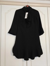 Karen Millen Größe 10 schwarz feminin Rüschen Schleife Ausschnitt Kleid Halbarm UVP 149