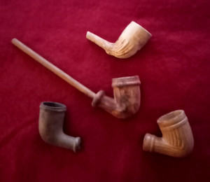 LOT OF 4 PRIMITIVE CLAY TRADE TAVERN PIPES ONE WOOD STEM CIVIL WAR - INDIAN