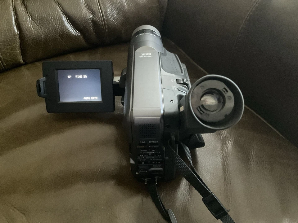 JVC Compact VHS-C Camcorder GR-AXM910 Camera & Accessories - Image 2 of 4