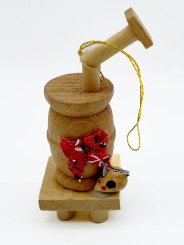 Vintage Napcoware Pot Belly Stove and Mouse Christmas Tree Ornament 3" Wooden - Afbeelding 1 van 9