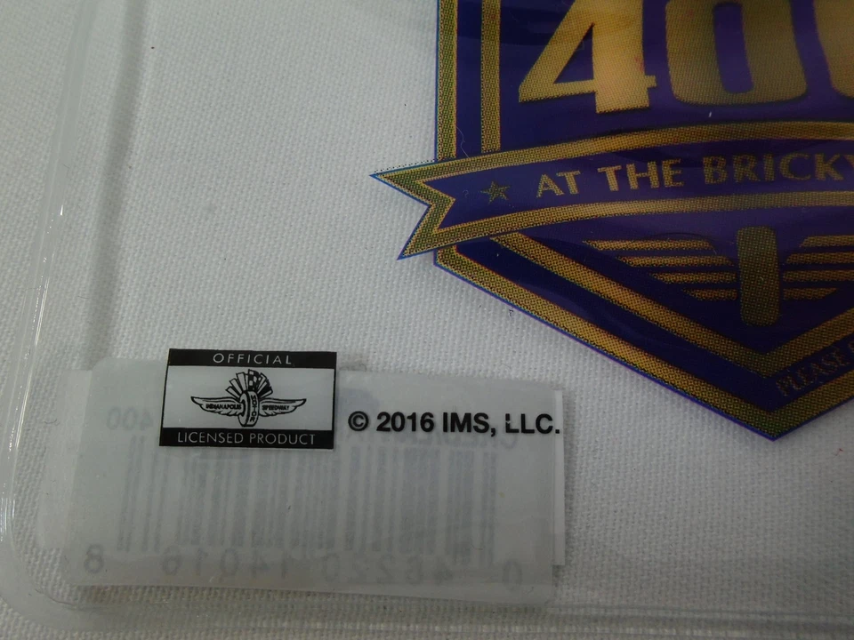 Crown Royal Brickyard 400 2016 titular de boleto de evento y credencial de cordón Foto 4 de 4