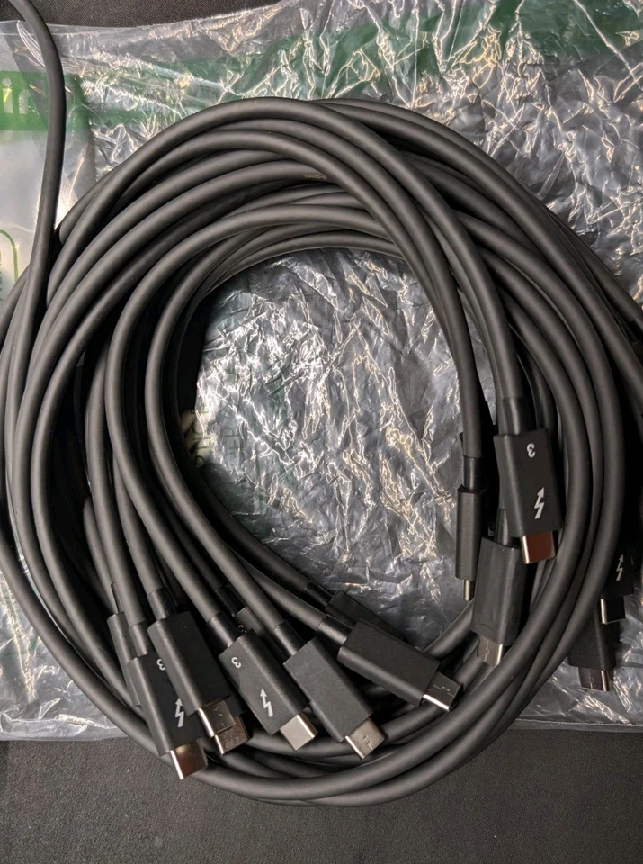Thunderbolt 3 Cable 0.7M supports 100W charging and 40Gbps speeds - Image 2 of 4