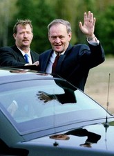 Canadian Prime Minister Jean Chretien arrives at the St-Jovite air- Old Photo 1