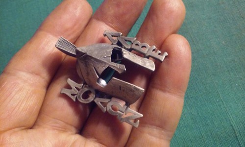 300 Spartans Corinthian War Skull Pewter Helmet Pin w/ Greek Phrase "Molon Labe" - Picture 2 of 4