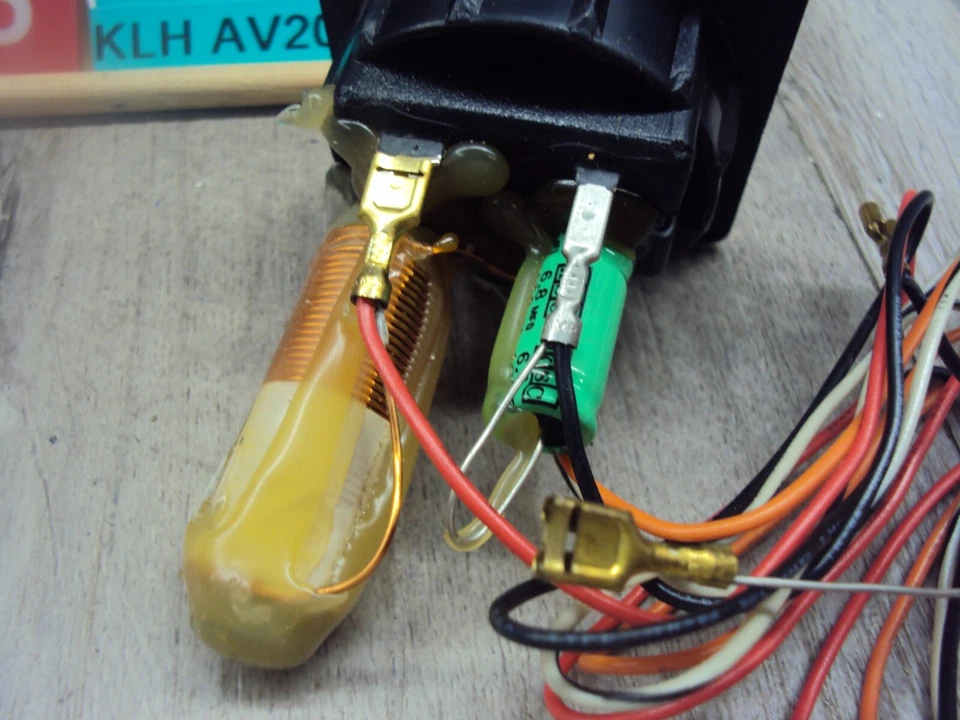 Terminal de altavoz KLH AV2000 y red cruzada pegada tipo separación AV2000 Foto 4 de 4