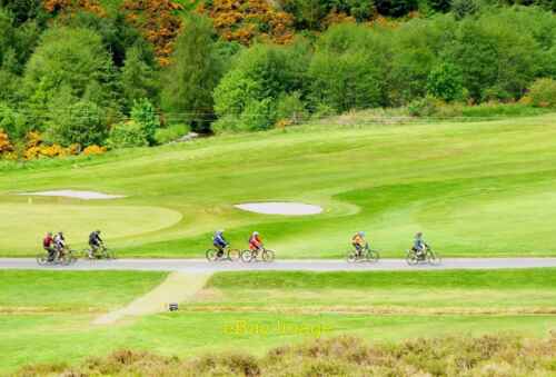 Zdjęcie 6x4 Rowerzyści na polu golfowym Innerleithen Na przejeździe B709 ok. 2021 - Zdjęcie 1 z 1