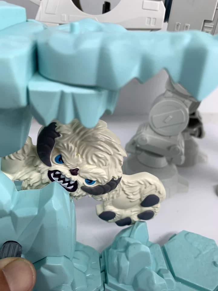 Lote de bonecos Star Wars Lucasfilm Millenium Falcon Imperial AT-AT TIE Fighter mais - Imagem 4 de 4