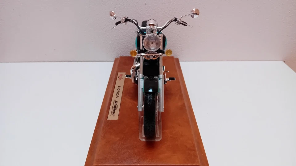 Maisto Honda VT1100C2 Shadow American Classic Edition Scala 1:10 - Immagine 2 di 4